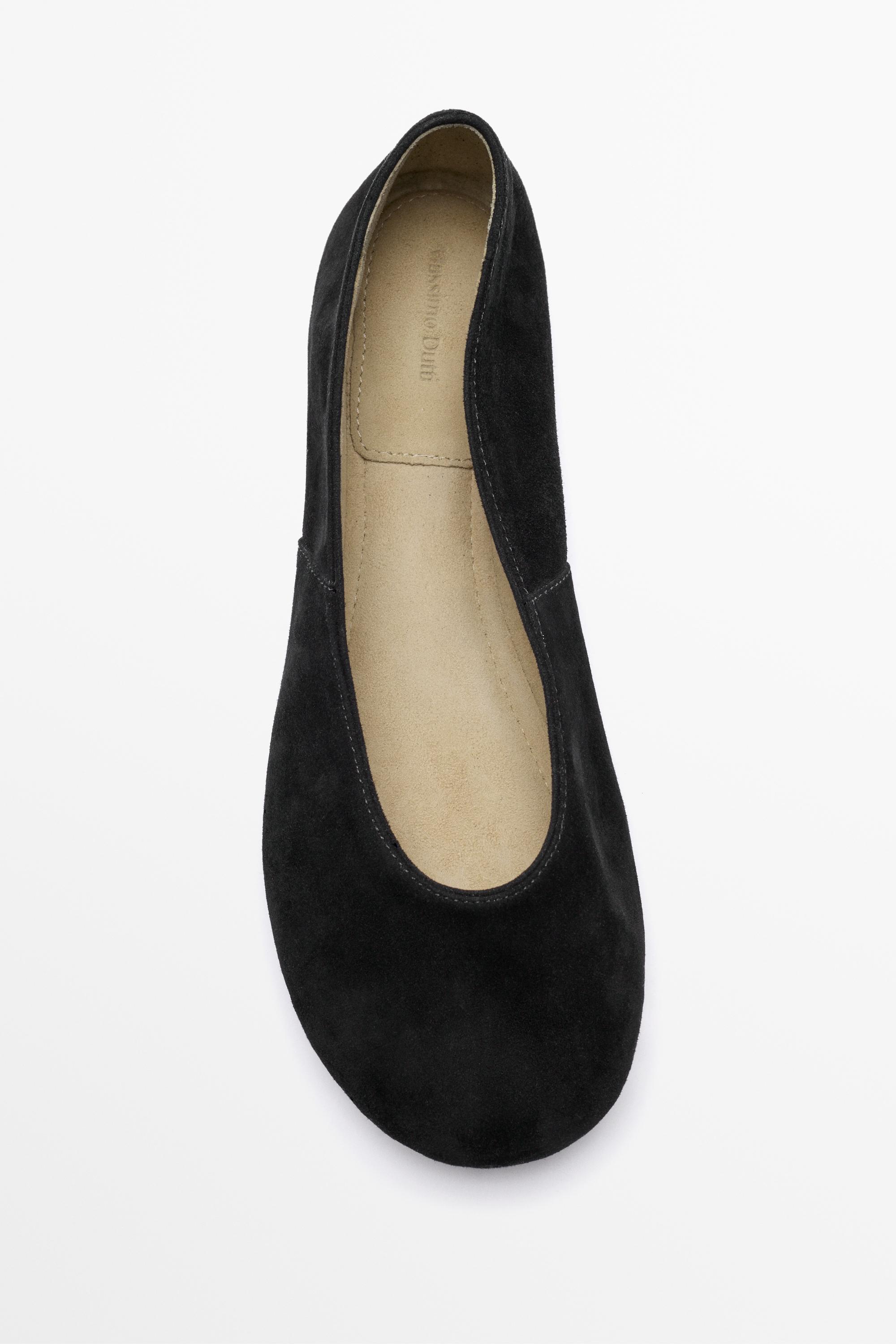 Ballerine en cuir finition daim souple